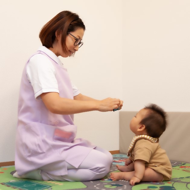 名古屋ママの産後骨盤矯正施術中キッズスペースでの託児の様子